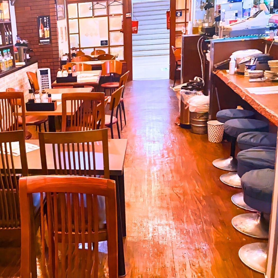 大餃子酒場 新橋店 テーブル席が並ぶ店内
