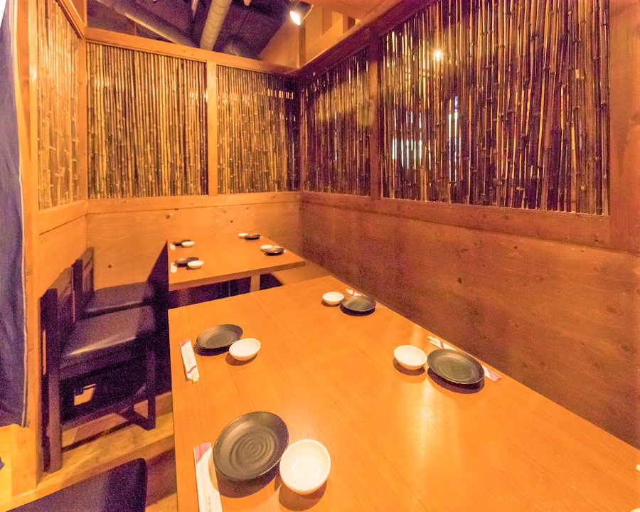 鳥道酒場 上野本店 竹の仕切りがある個室のテーブル席(個室4〜140名)